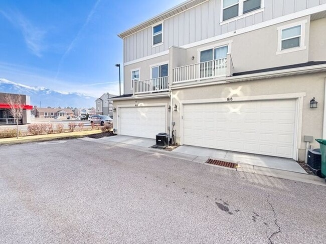 Building Photo - Stunning and Spacious 3BR 3BA Townhouse w/ Quartz Kitchen + Garage Parking + Modern Finishes in E...