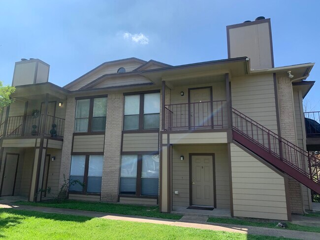 Building Photo - 1007 Spring Loop