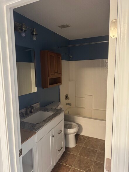 Building Photo - 407 Royal Pines Way