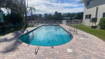 Building Photo - 2850 NE 30th St