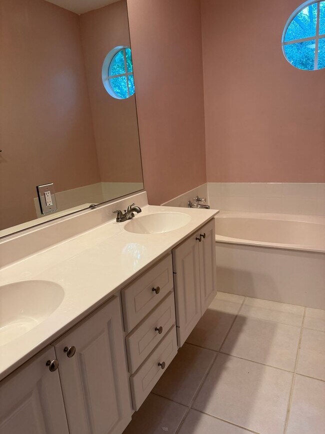 Building Photo - Lakeside Luxury Living in Island Walk – 3B...