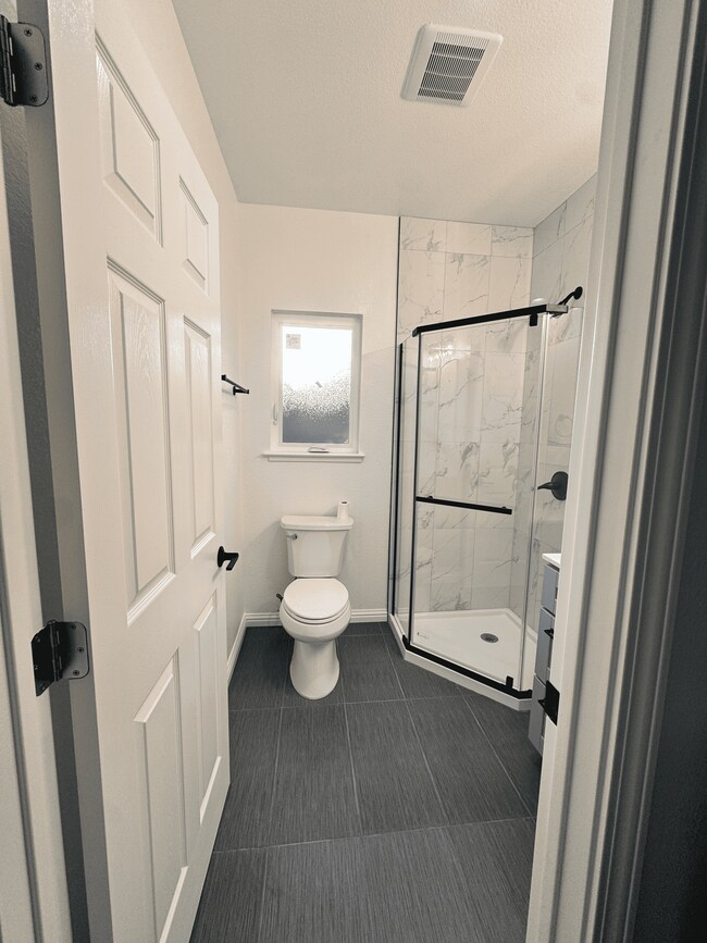 Building Photo - 1053 Brommer St