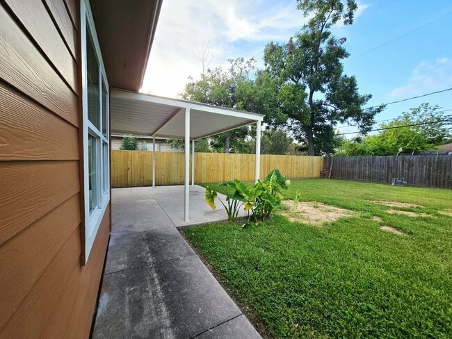 Building Photo - 1111 Belshire Rd