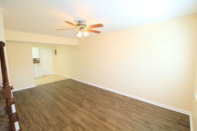 Building Photo - Renovated 2 bedroom Townhome in Belmont!