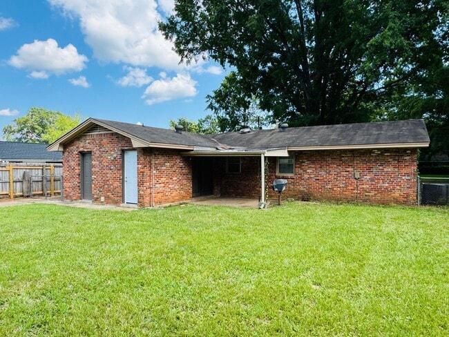 Building Photo - Check Out This 3 Bedroom / 2 Bathroom BRIC...