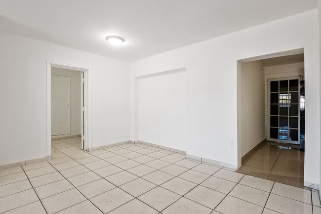 Building Photo - Comfortable 3-Bedroom Multifamily Home in Prime Miami Location (Water and electricity are included)