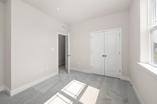 Building Photo - Beautiful new 4-bedroom, 3.5 bath property...