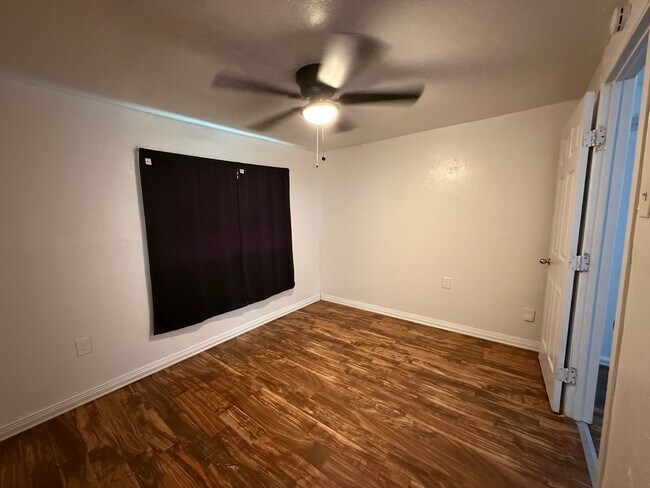 Building Photo - Charming 1-Bedroom Apartment with Hardwood Floors Near Downtown San Antonio