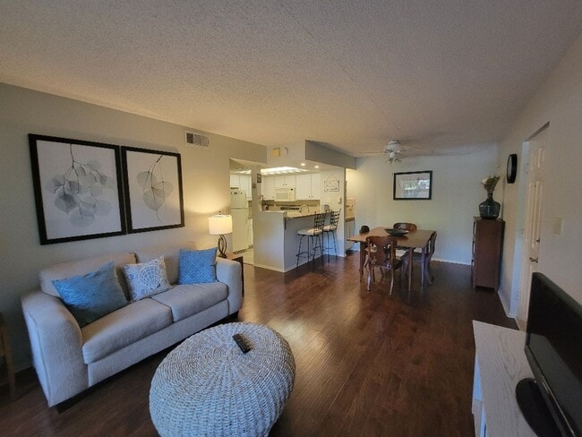 Building Photo - Lovely bottom floor UN-furnished condo Por...