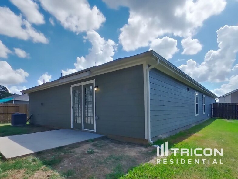 Building Photo - 23020 Shakespeare Dr