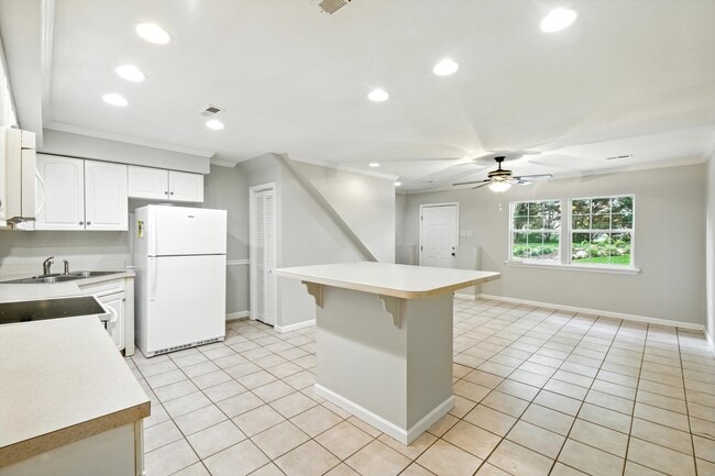 Building Photo - 2710 Hodge Rd