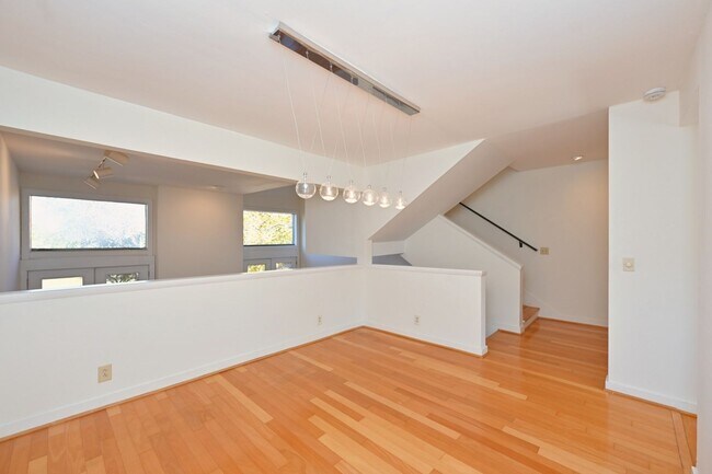 Building Photo - **PERFECTLY SITUATED TOWNHOME IN GREEN HIL...