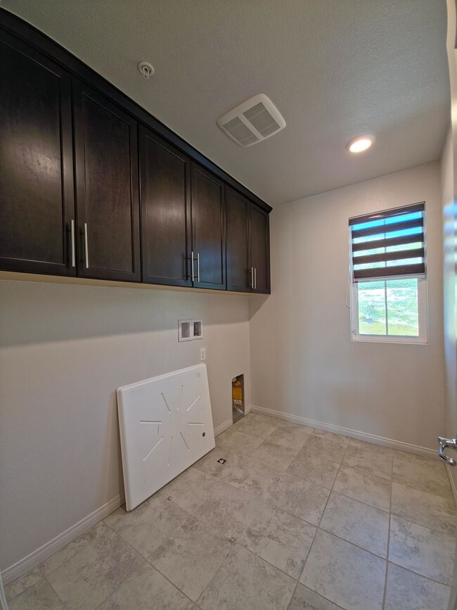 Building Photo - MOVE-IN READY - Upgraded 5+4 in Simi w/mou...