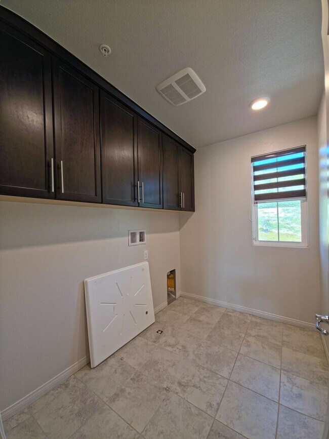 Building Photo - MOVE-IN READY 5+4 in Simi w/mountain views...