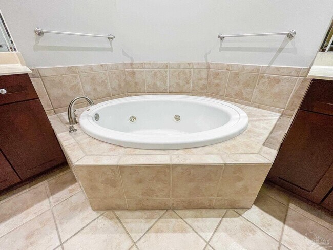 Building Photo - 612 Lost Key Dr