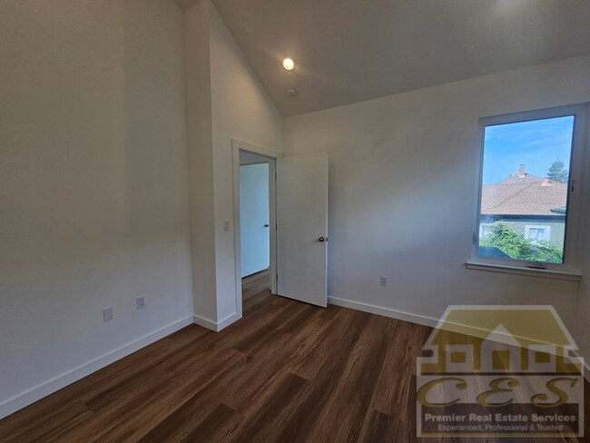 Building Photo - Modern Elegance Meets Timeless Charm – 4 bedroom 4 bath Home in North Oakland