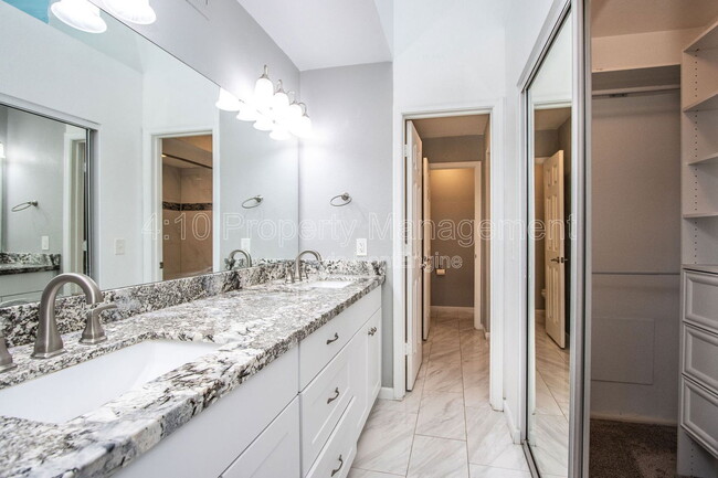 Building Photo - 1718 S Longmore