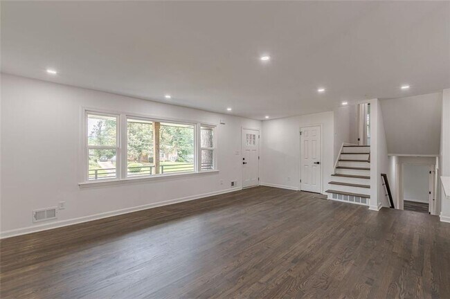 Building Photo - 2352 Glendale Dr