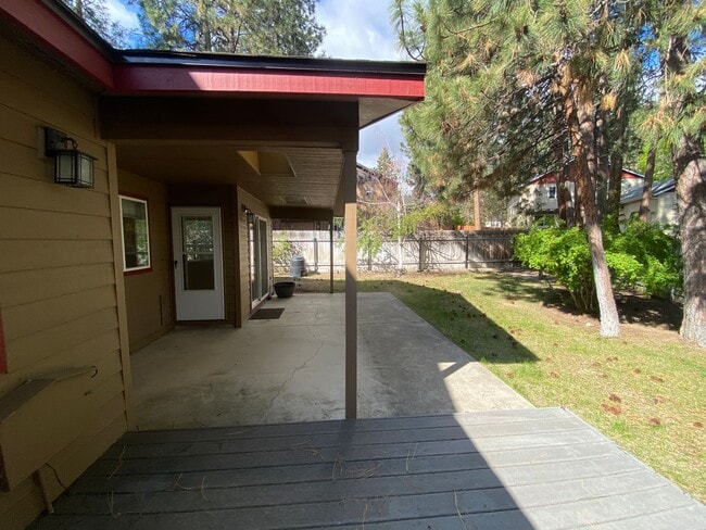 Building Photo - Spacious 2 Bedroom + office! Large yard!  ...