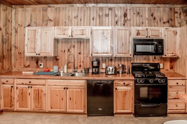 Building Photo - 4 Bedroom Hunting Lodge in Climax Springs