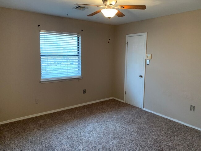 Building Photo - 411 NE 27th St