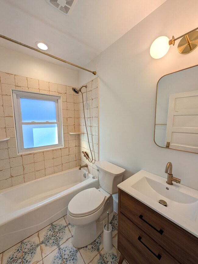 Building Photo - West Asheville Bungalow!