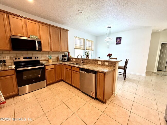 Building Photo - 2411 Golfview Dr