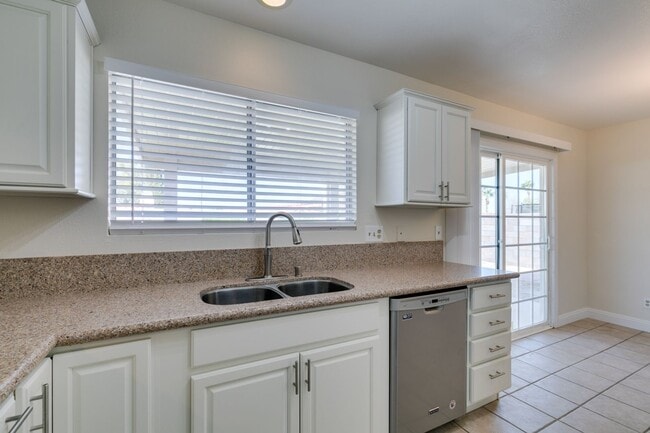 Building Photo - AVAILABLE 1/1/26- Beautiful 3-Bedroom, 2-Bathroom Home in Green Valley