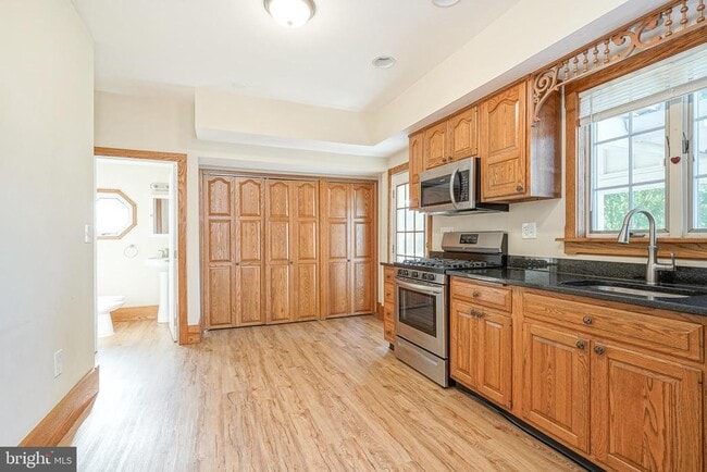 Building Photo - 20 Dickinson St