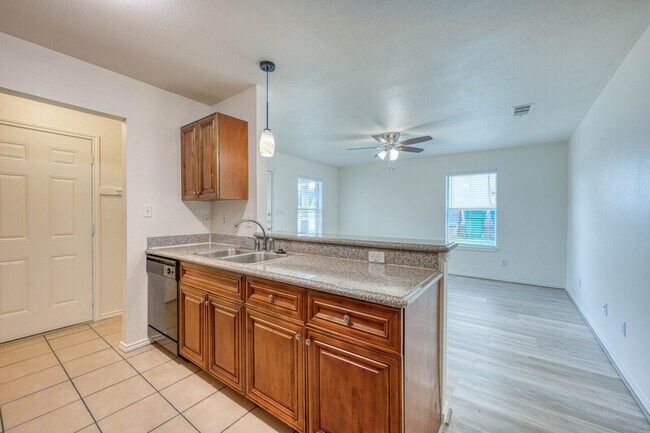 Building Photo - 1511 N Claremont Cir