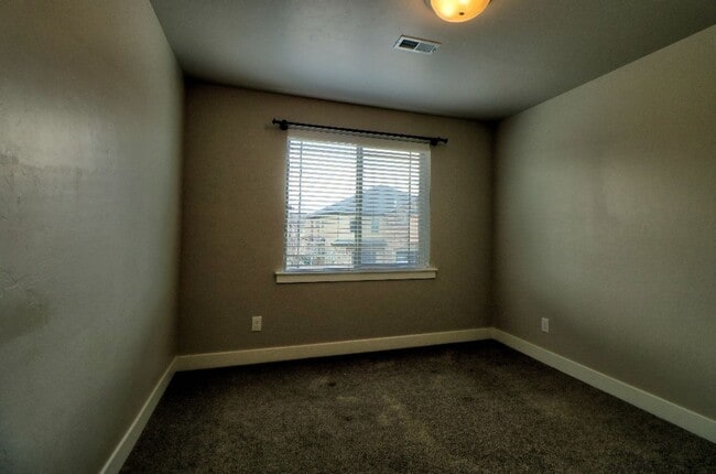 Building Photo - 3 bed 2.5 bath townhome in Salem