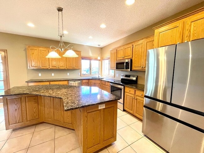 Building Photo - 640 S Park Ct