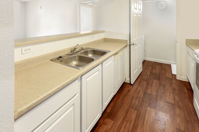 Building Photo - 1 Bedroom Northwest Condo