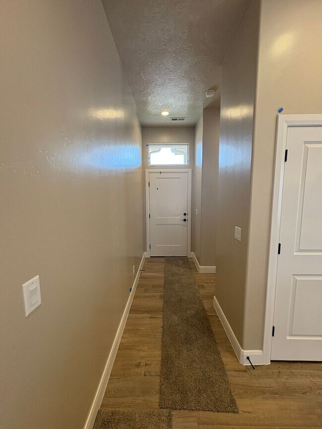 Building Photo - Townhome in Hurricane