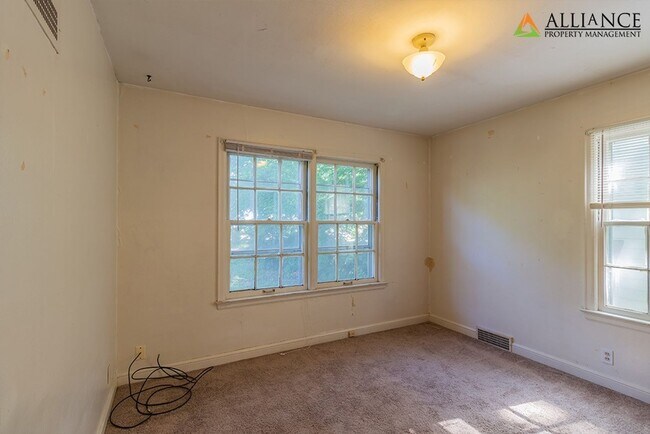 Building Photo - 1016 Bertrand St