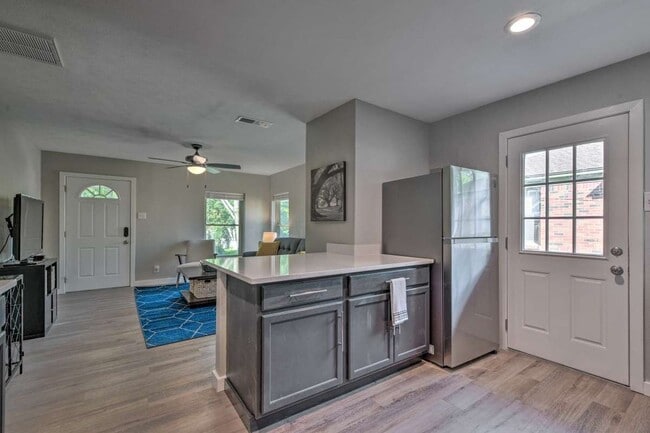 Building Photo - 410 N Oak Cliff Blvd