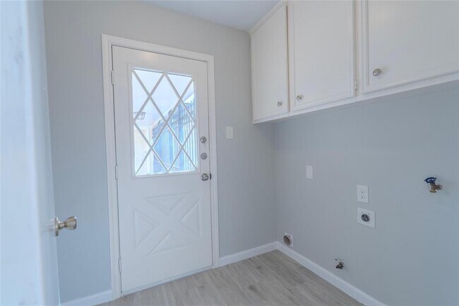 Building Photo - 16227 Southampton Dr