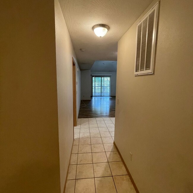 Building Photo - Beautiful 4 bedroom 3 full bathroom Townhome available Now!