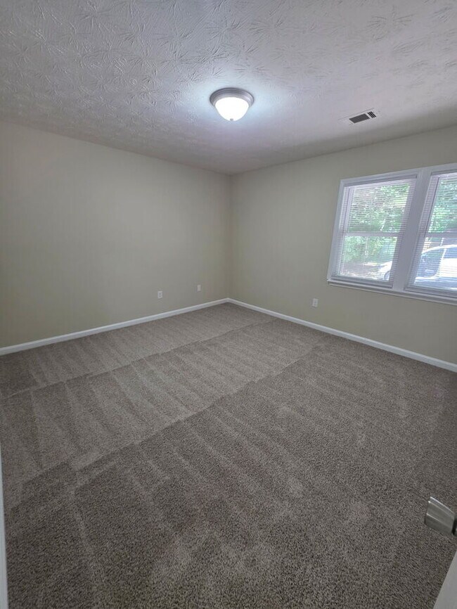 Building Photo - 220 Big Oak Cir