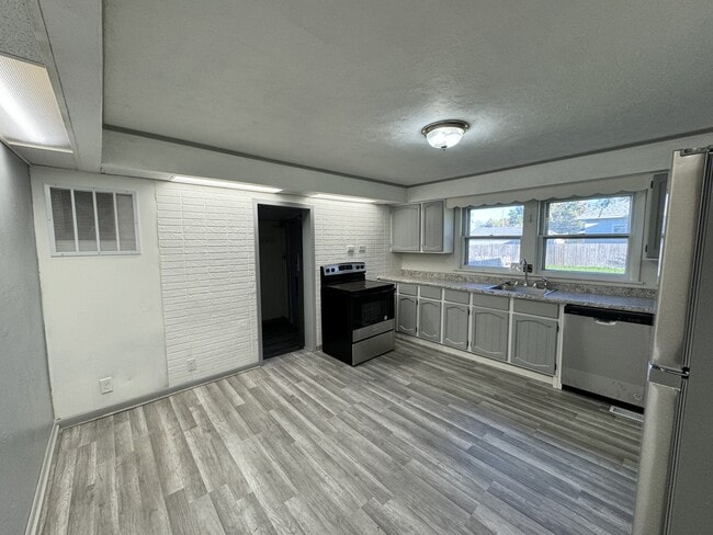 Building Photo - 821 S Market St