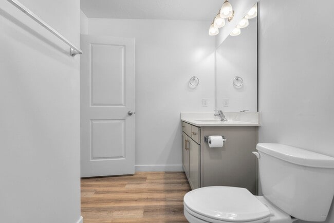 Building Photo - Comfortable and Spacious 4-Bedroom Townhom...