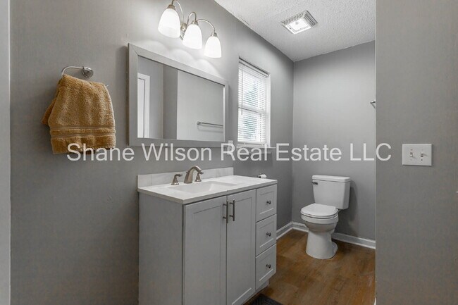 Building Photo - Move in special! 1/2 off the first month's rent!  Charming 3-Bedroom 1 Bath with 1050 Sq. Ft. of ...