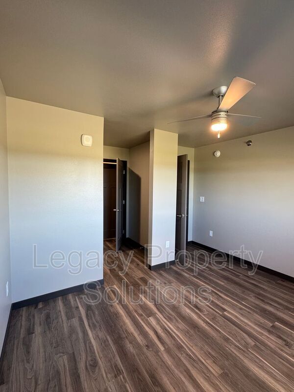 Building Photo - 220 E Greenfield Ln