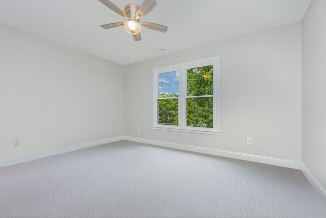 Building Photo - Stylish Renovation with Golf Course Views ...