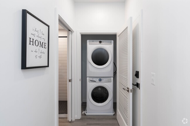 1BR 1BA 680SF - 725 W Pratt St.