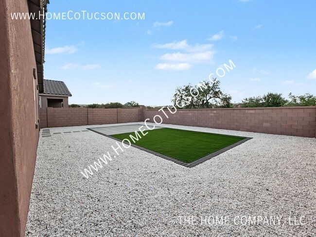 Building Photo - 700 W Calle El Acuario