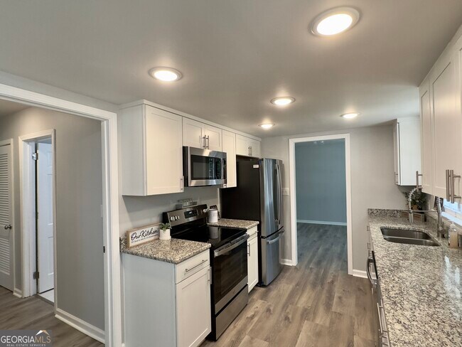 Building Photo - 6 Westlyn Dr