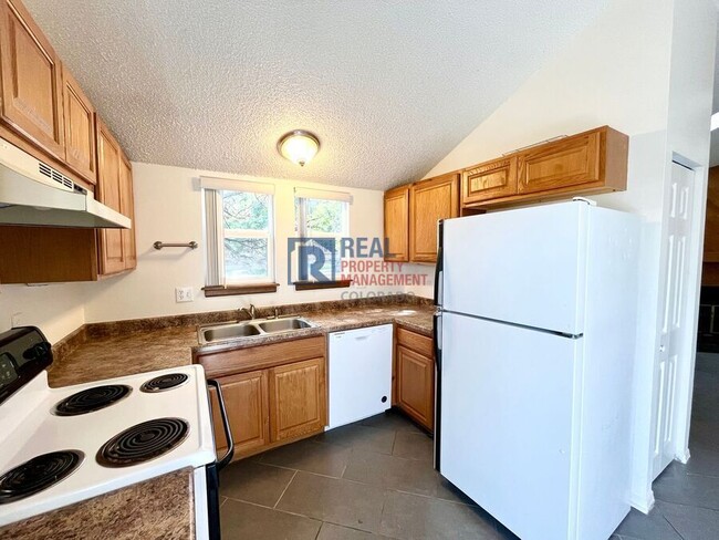 Building Photo - 6825 Overland Dr