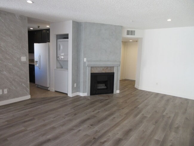 Building Photo - 2 bedroom Canoga Park condo on Eton Avenue...