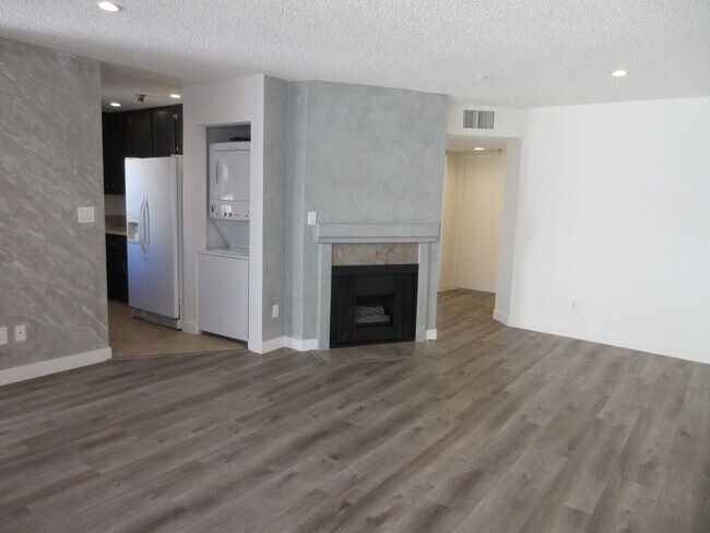 Building Photo - **REDUCED PRICE** 2 bedroom Canoga Park condo on Eton Ave!
